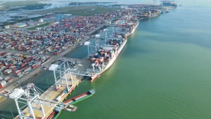 Giá cước vận chuyển container đường biển tăng vọt